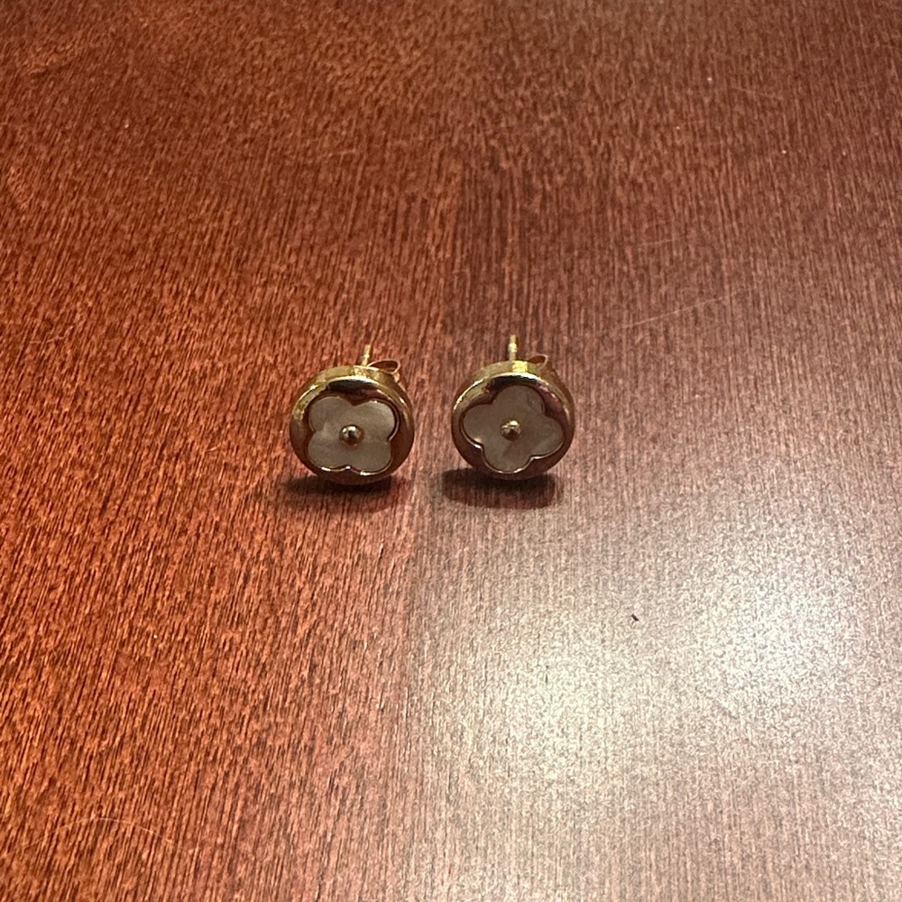 Round Gold and White clover Stud Earrings